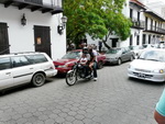 Ausflug Santo Domingo  Motorrad mit vier Menschen in der Strasse Calle Isabel La Catolica in der Altstadt von Santo Domingo (DOM).